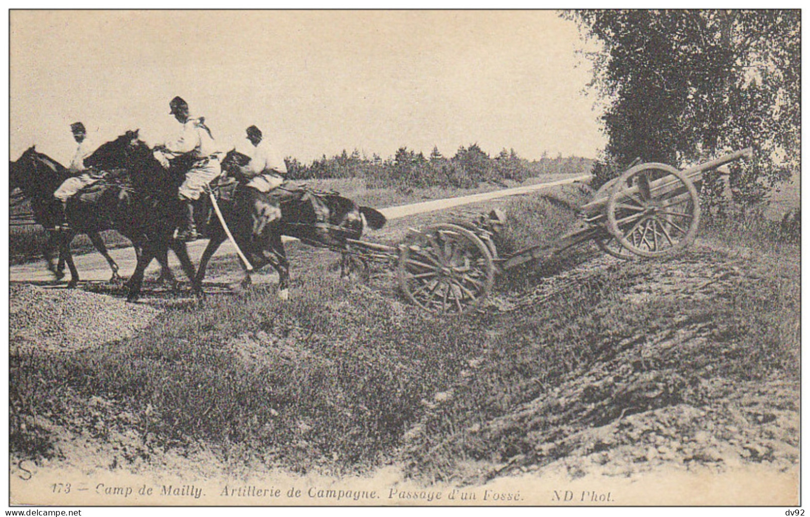 CAMP DE MAILLY : ARTILLERIE DE CAMPAGNE PASSAGE D UN FOSSE - Manoeuvres