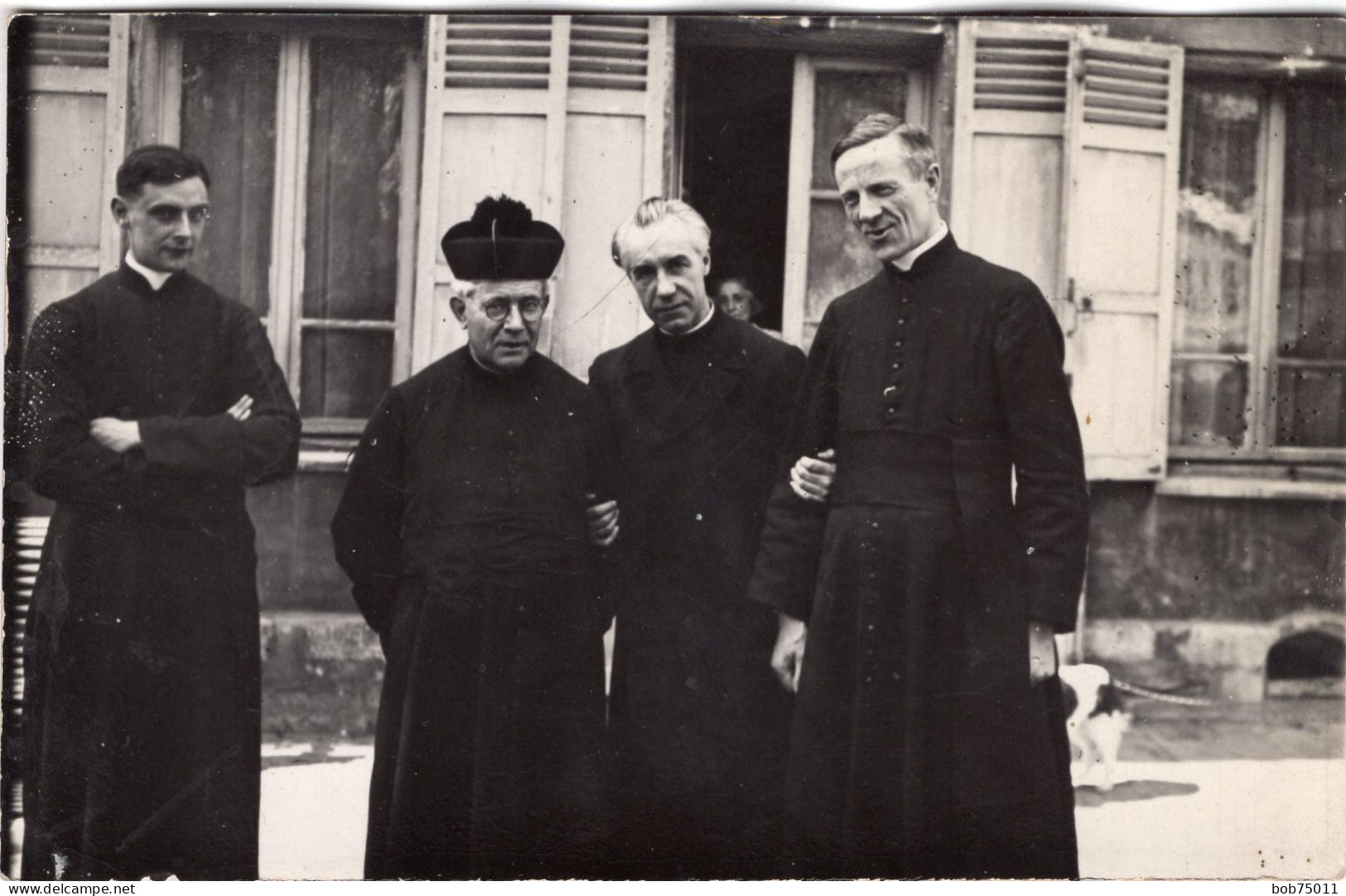 Carte Photo De Quatre Curées Posant Dans La Rue D'un Village - Anonyme Personen