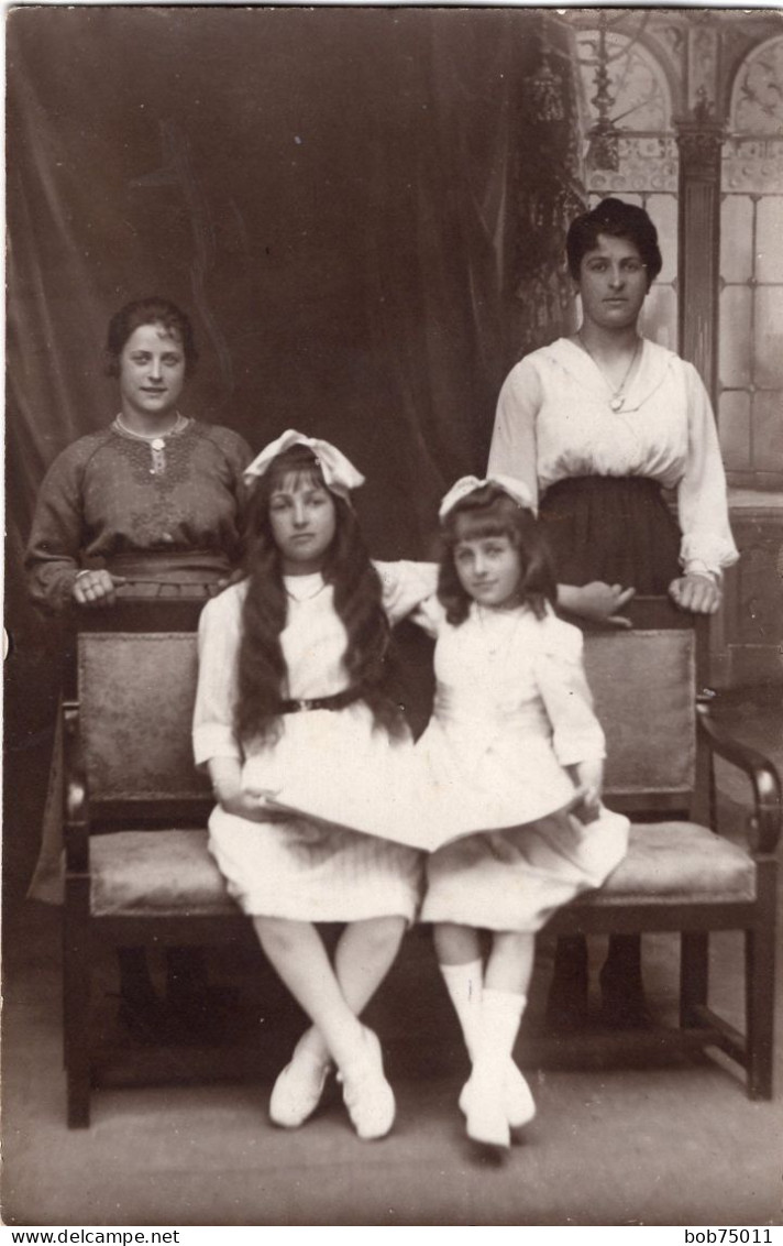 Carte Photo De Quatre Jeune Fille élégante Posant Dans Un Studio Photo A Maintenon - Personnes Anonymes