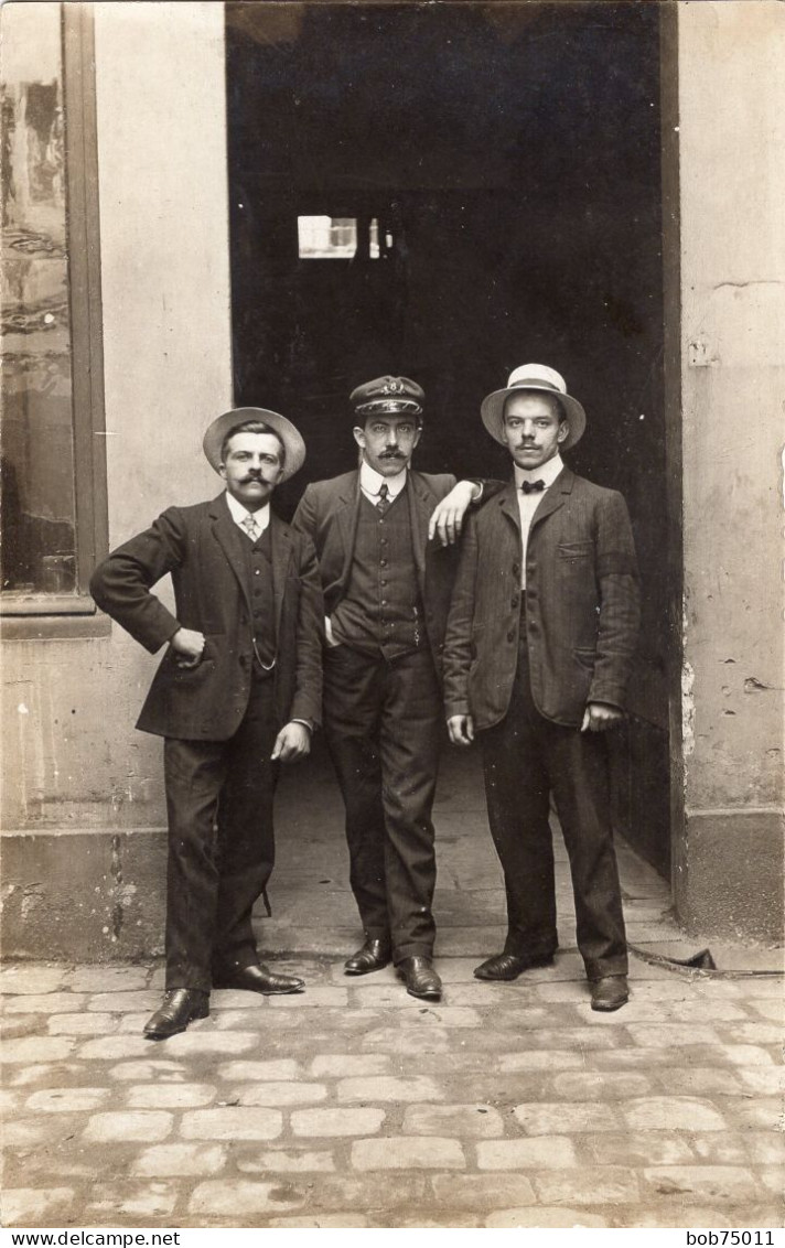 Carte Photo De Trois Hommes élégant Posant Dans La Cour D'un Immeuble - Persone Anonimi