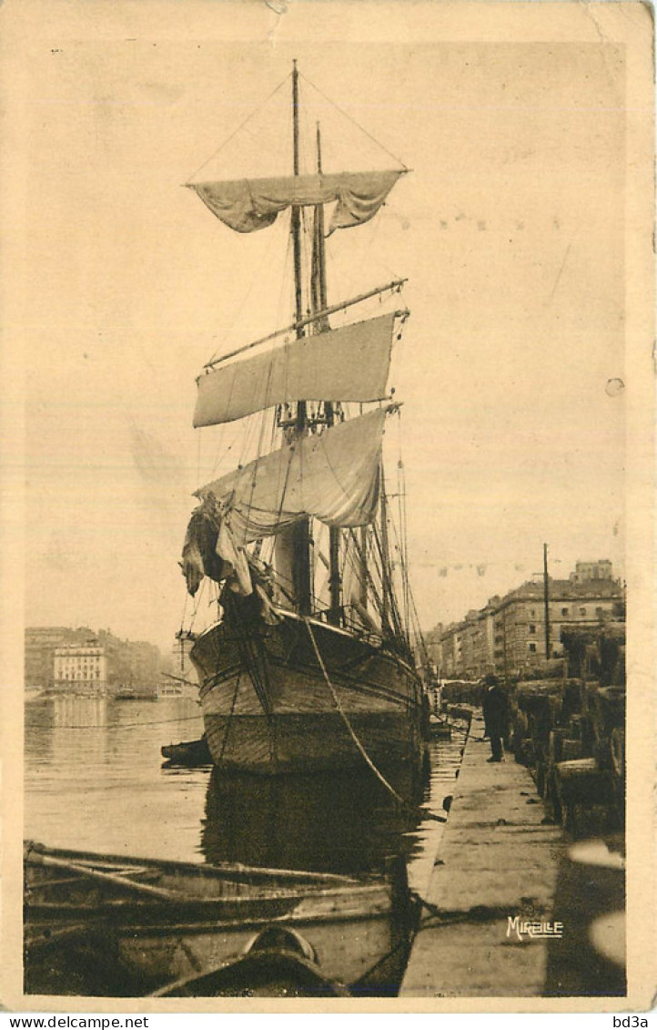 13 - MARSEILLE - UN VOILIER DANS LE VIEUX PORT - Puerto Viejo (Vieux-Port), Saint Victor, Le Panier