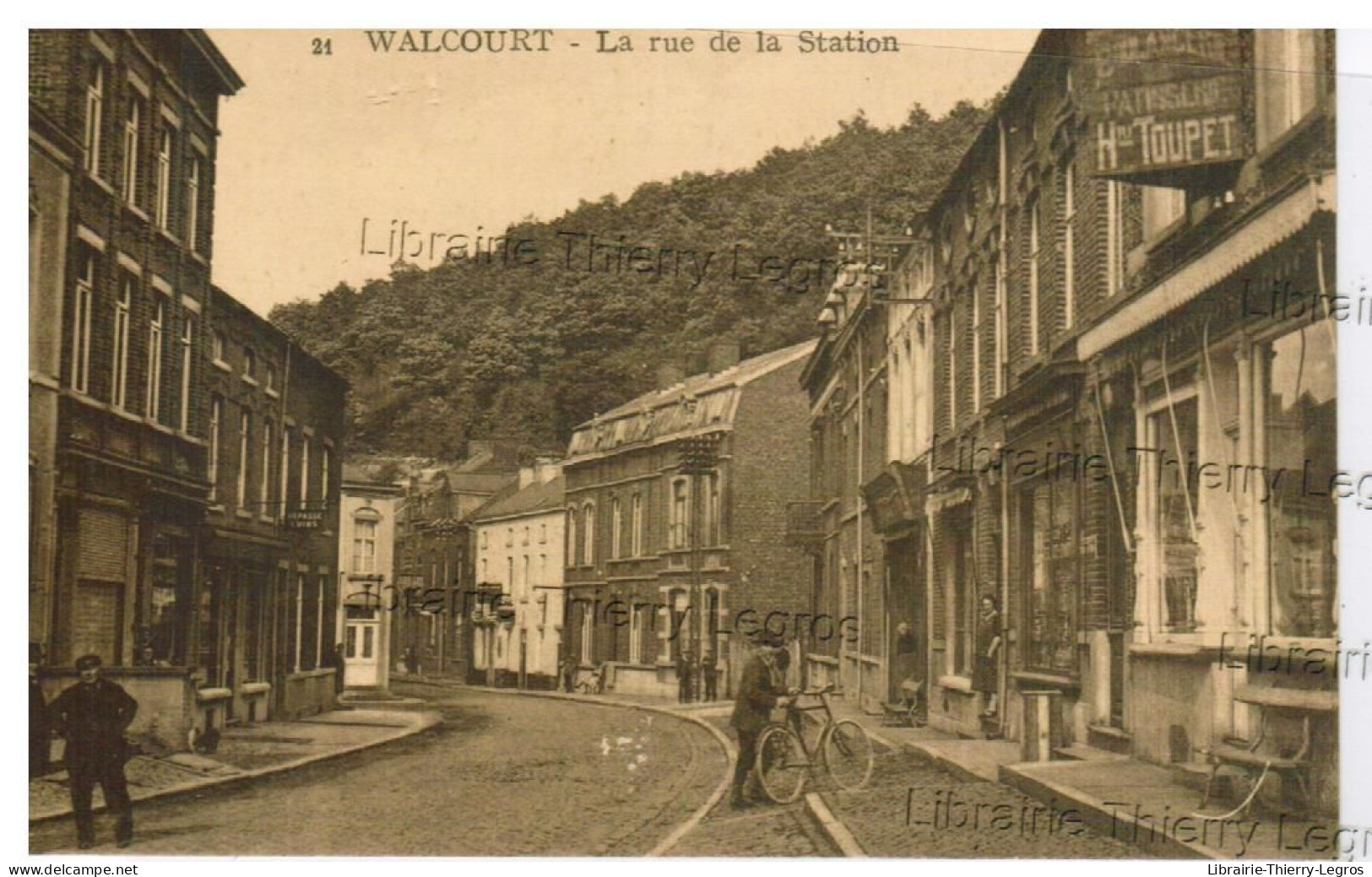 CPA Walcourt  La Rue De La Station   Patisserie Toupet (à Droite) - Walcourt