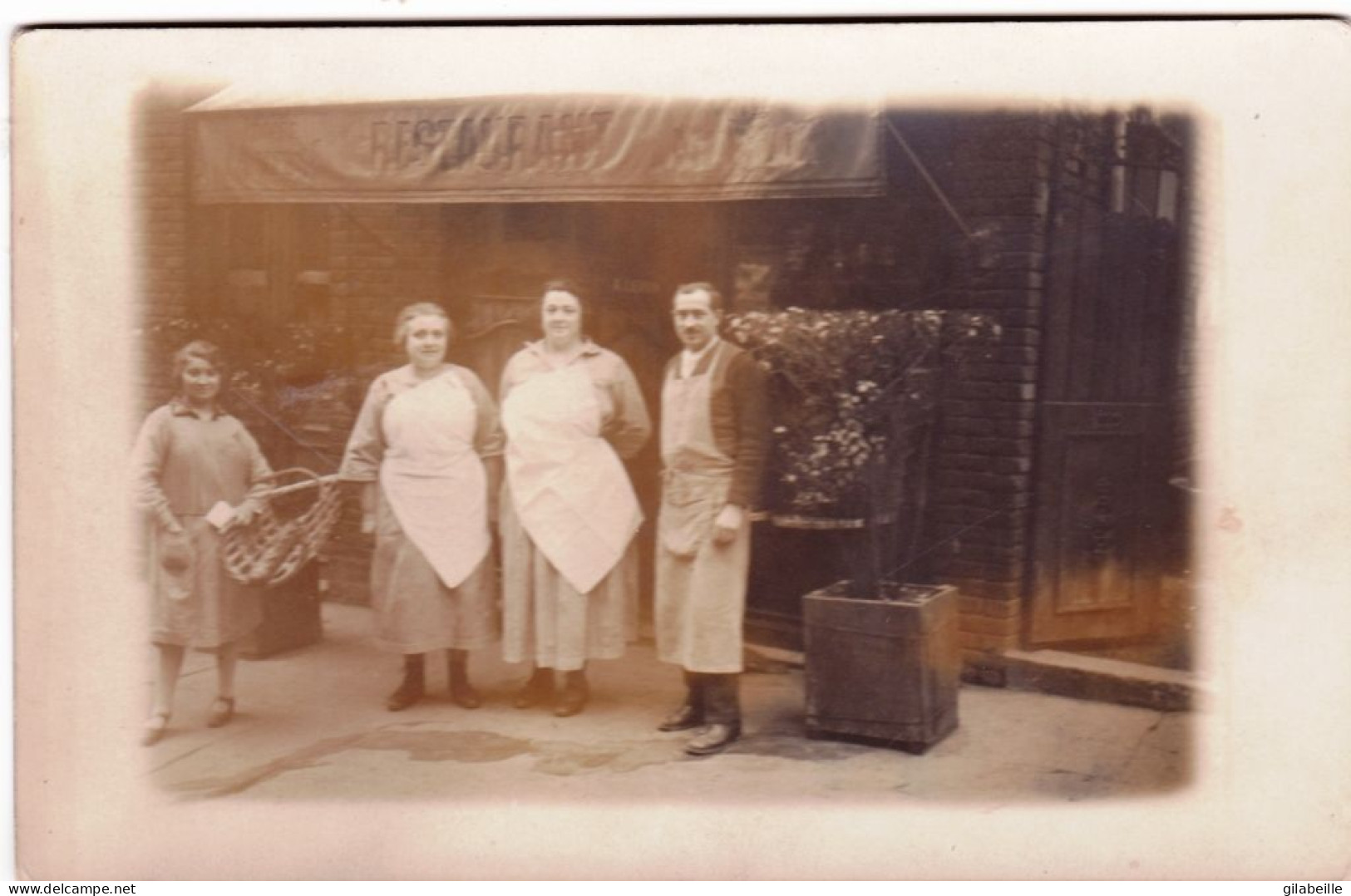 Carte Photo - Le Personnel Du Restaurant  Et La Livreuse De Pain Prennent La Pose Devant L Etablissement - Photographie