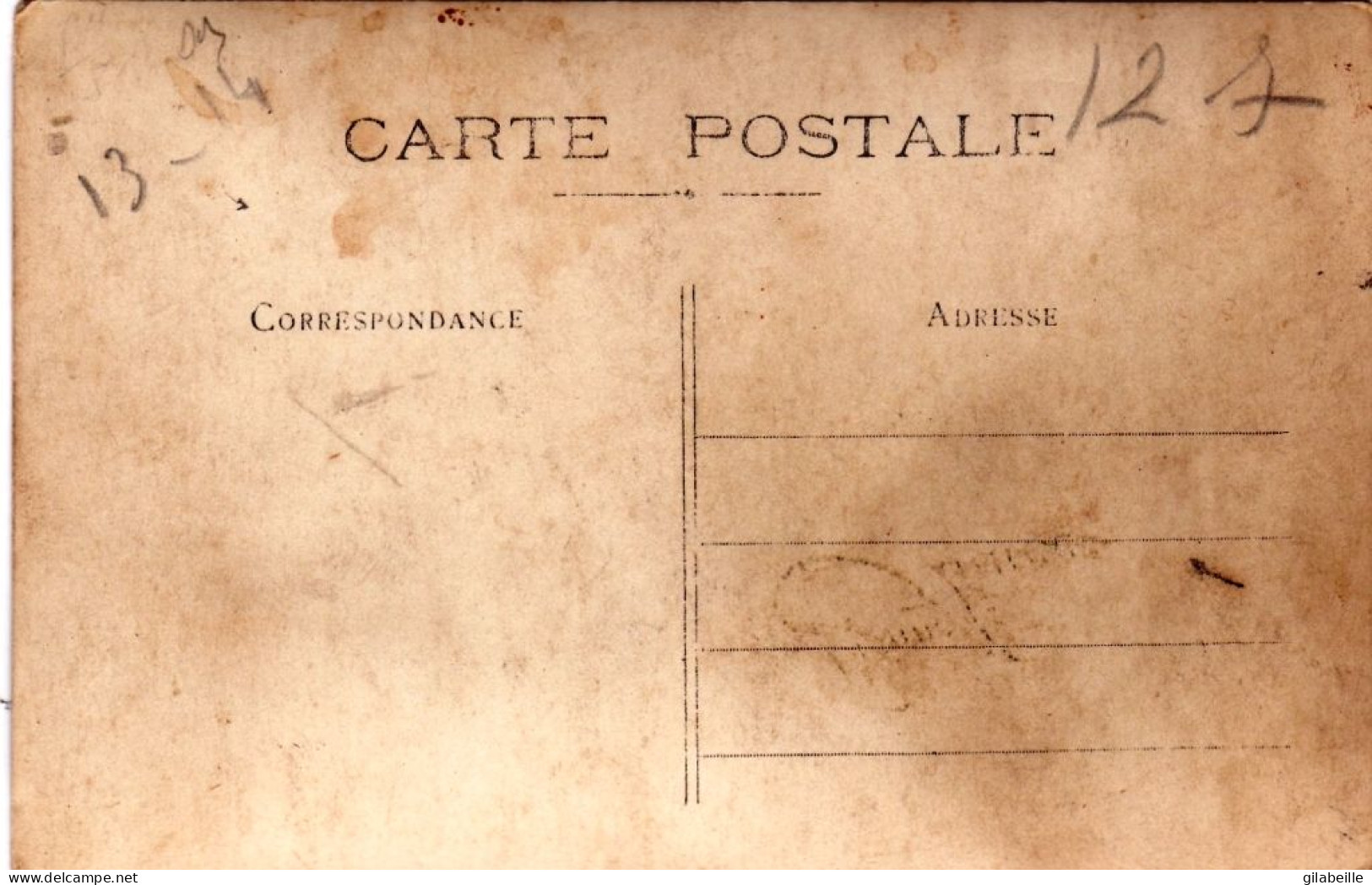 Carte Photo - Le Personnel Du Restaurant  Et La Livreuse De Pain Prennent La Pose Devant L Etablissement - Photographie