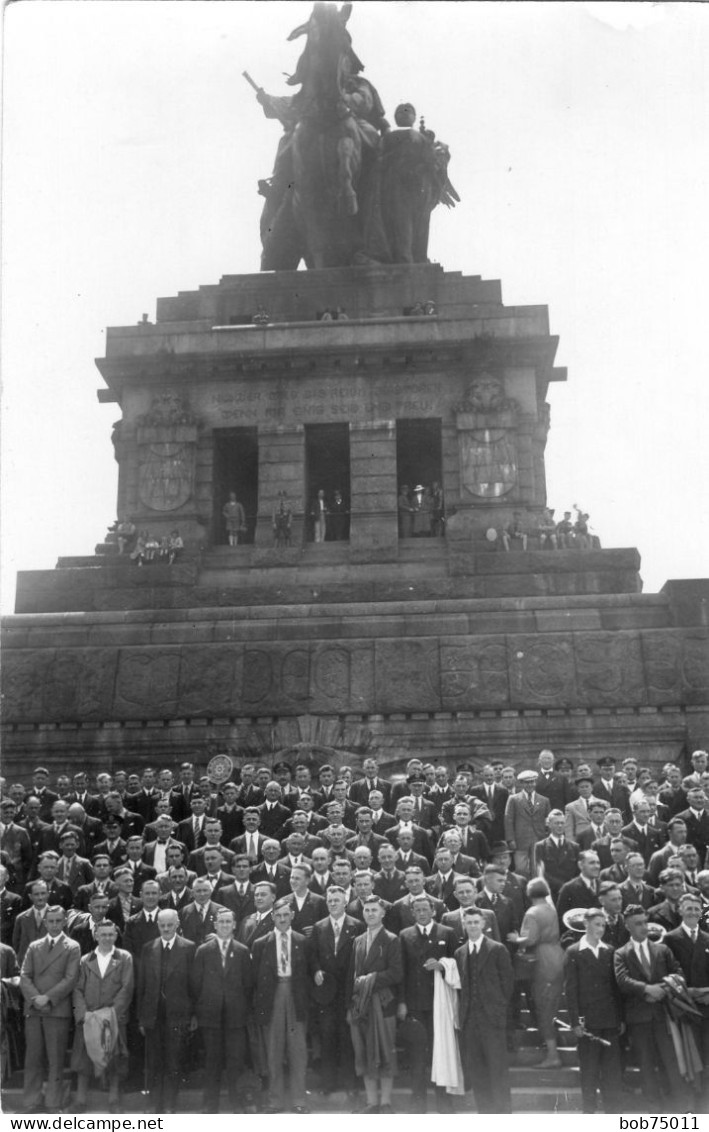 Carte Photo D'hommes élégant Posant Au Monument Deutsches Eck A Coblence En Allemagne - Personnes Anonymes