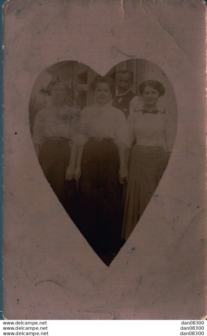 CARTE PHOTO NON IDENTIFIEE REPRESENTANT TROIS FEMMES ET UN HOMME - A Identifier