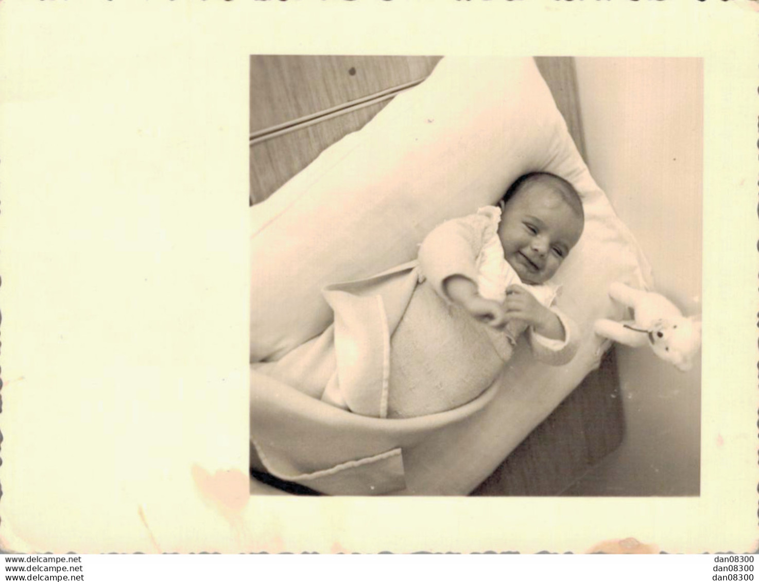 PHOTO DE 9 X 6 CMS UN BEBE SOURIANT COUCHE - Personnes Anonymes