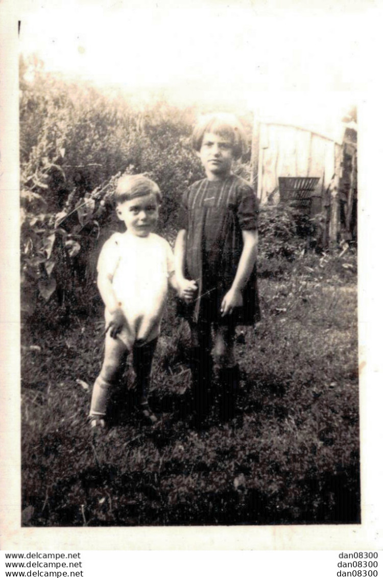 PHOTO DE 9 X 6 CMS DEUX ENFANTS GARCON ET FILLE SE TENANT PAR LA MAIN - Personas Anónimos