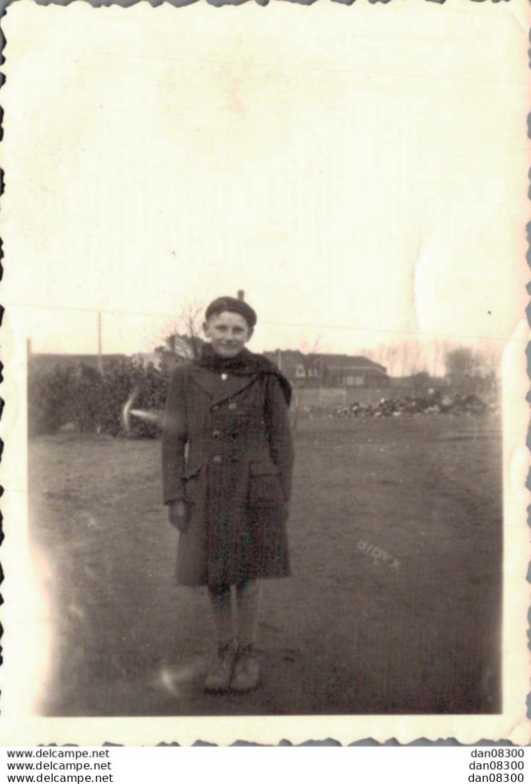 PHOTO DE 9 X 6 CMS UNE FILLETTE EN MANTEAU ET BERET - Persone Anonimi