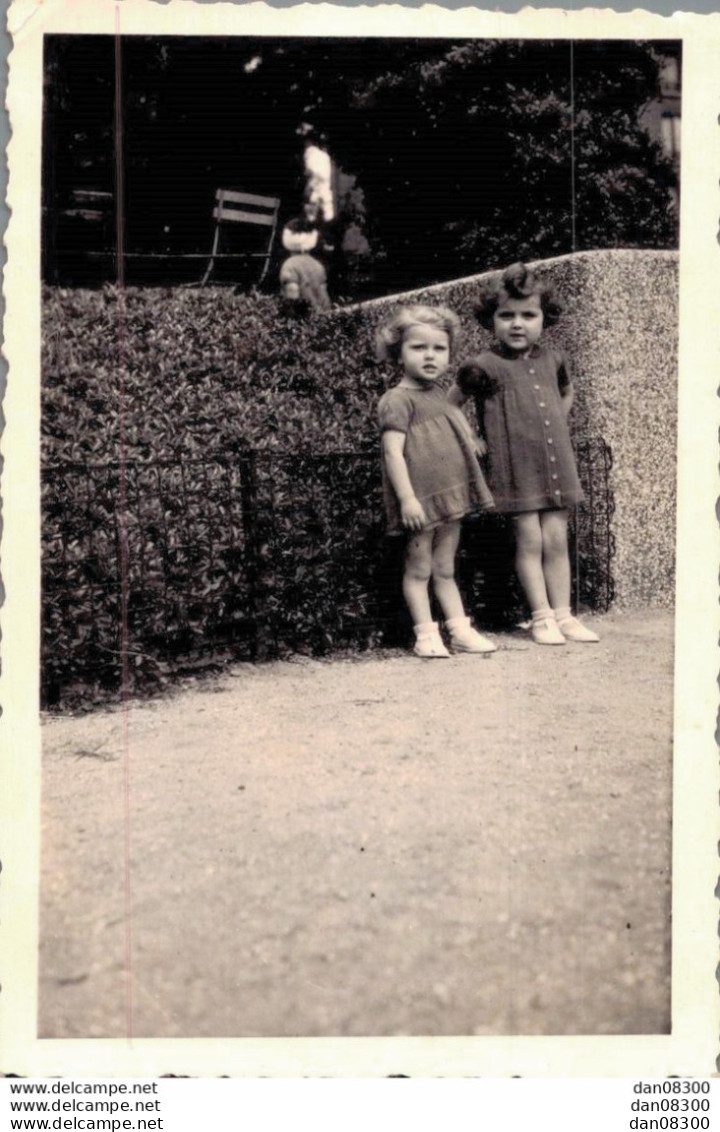 PHOTO DE 10 X 7 CMS DEUX FILLETTES POSANT EN JUIN 1944 DANS UN PARC - Persone Anonimi