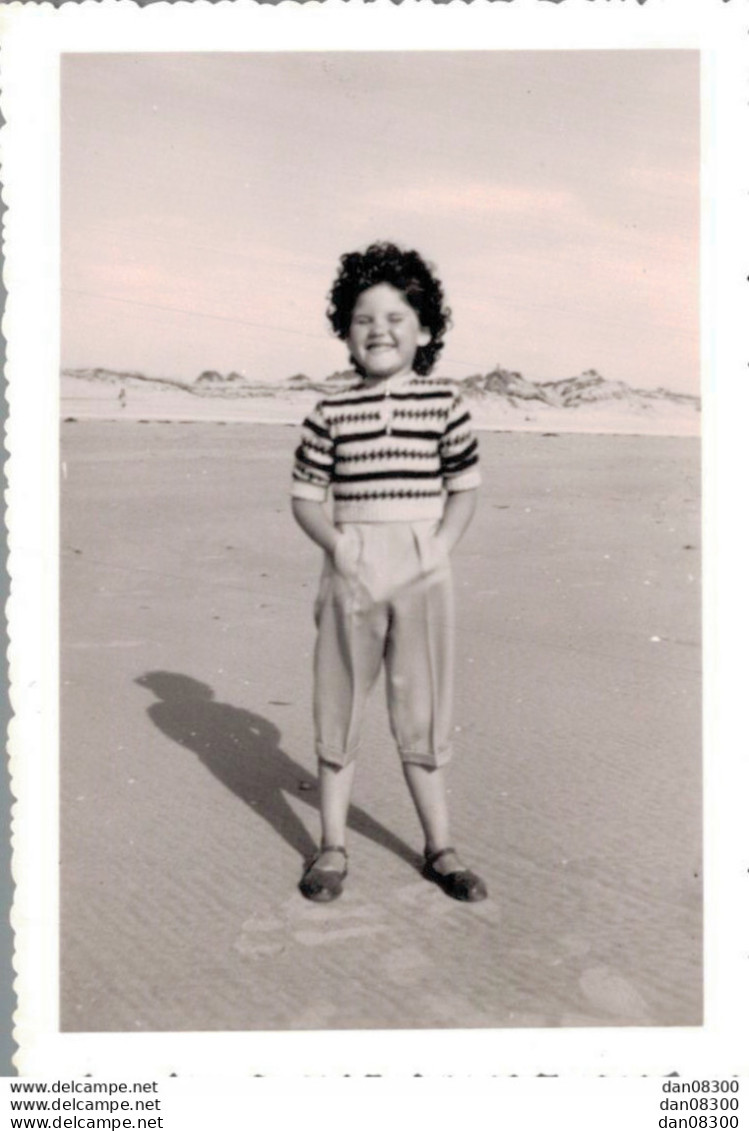 PHOTO DE 9 X 6 CMS UNE FILLETTE SOURIANTE SUR LA PLAGE - Anonyme Personen