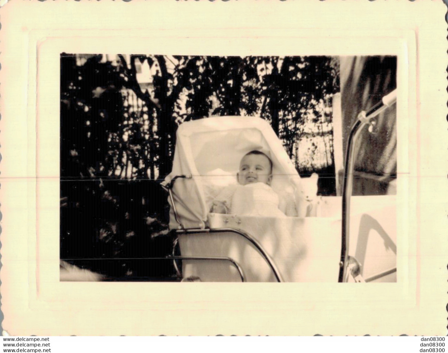 PHOTO DE 11 X 8 CMS UN BEBE DANS SON LANDAU - Anonyme Personen