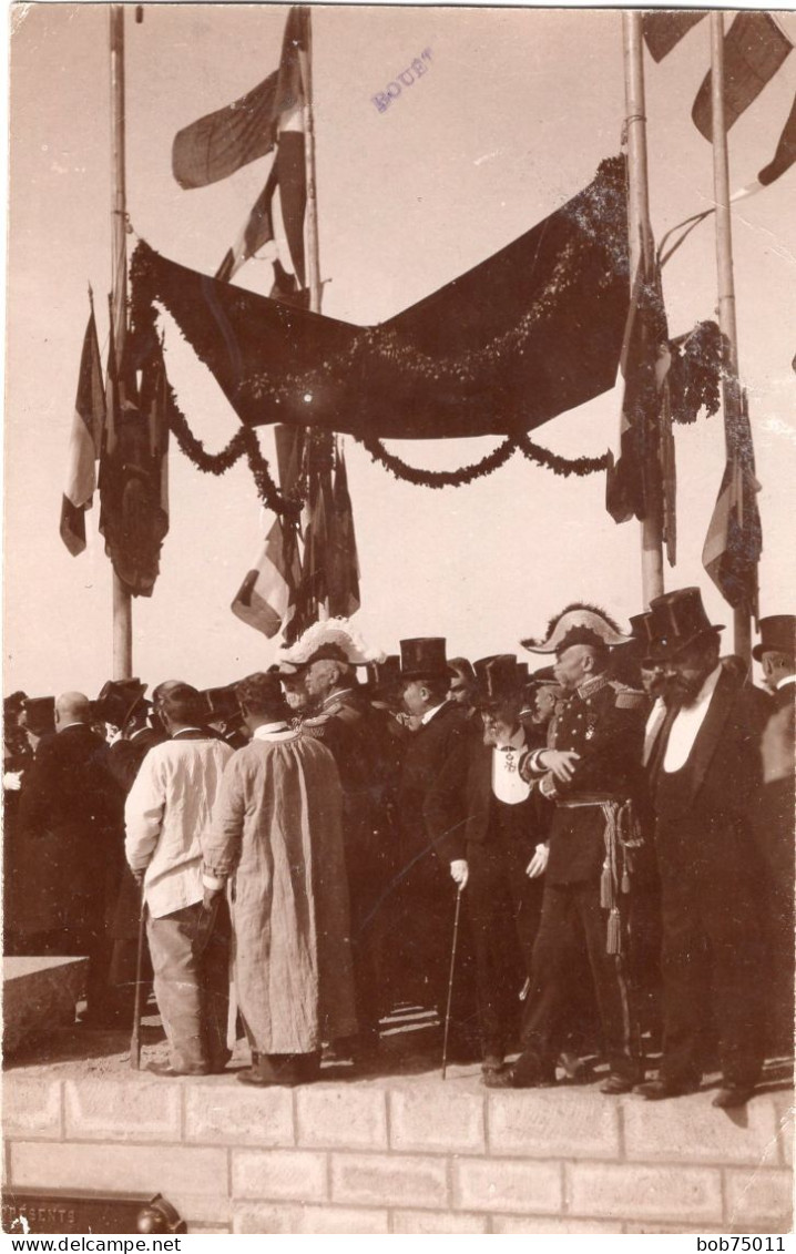 Carte Photo D'hommes élégante Et Des Officiers Francais Pendant  Une Manifestation Vers 1910 - Anonieme Personen