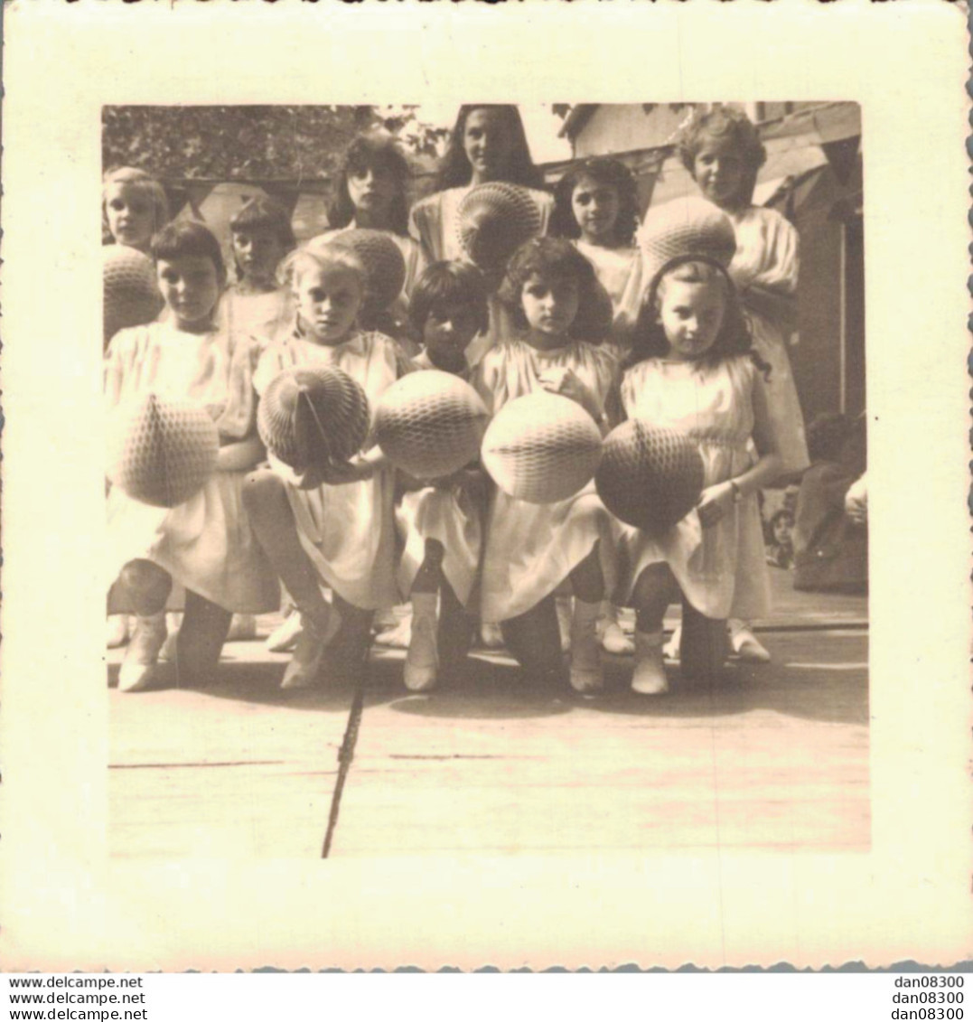 PHOTO DE 9 X 9 CMS UNE EQUIPE DE FILLES AVEC DES GROS BALLONS ALVEOLAIRES PEUT ETRE DE LA GRS MAI 1958 - Personnes Anonymes