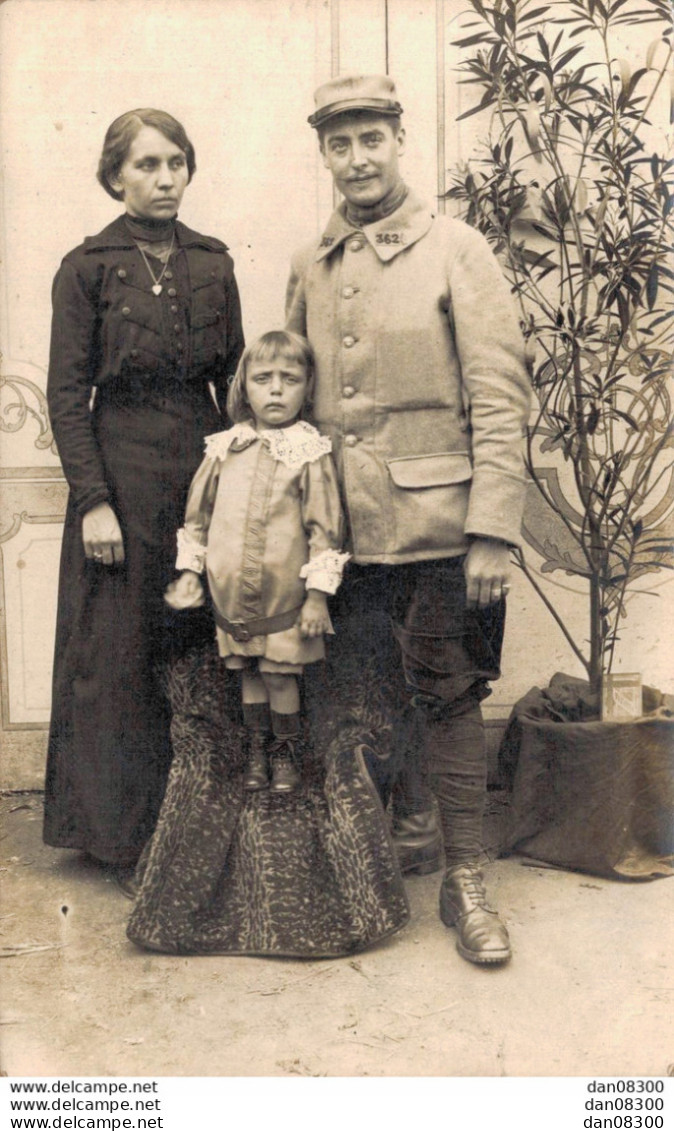 CARTE PHOTO NON IDENTIFIEE REPRESENTANT UN SOLDAT N°362 SUR LE COL AVEC UNE FEMME ET UNE FILLETTE - A Identifier