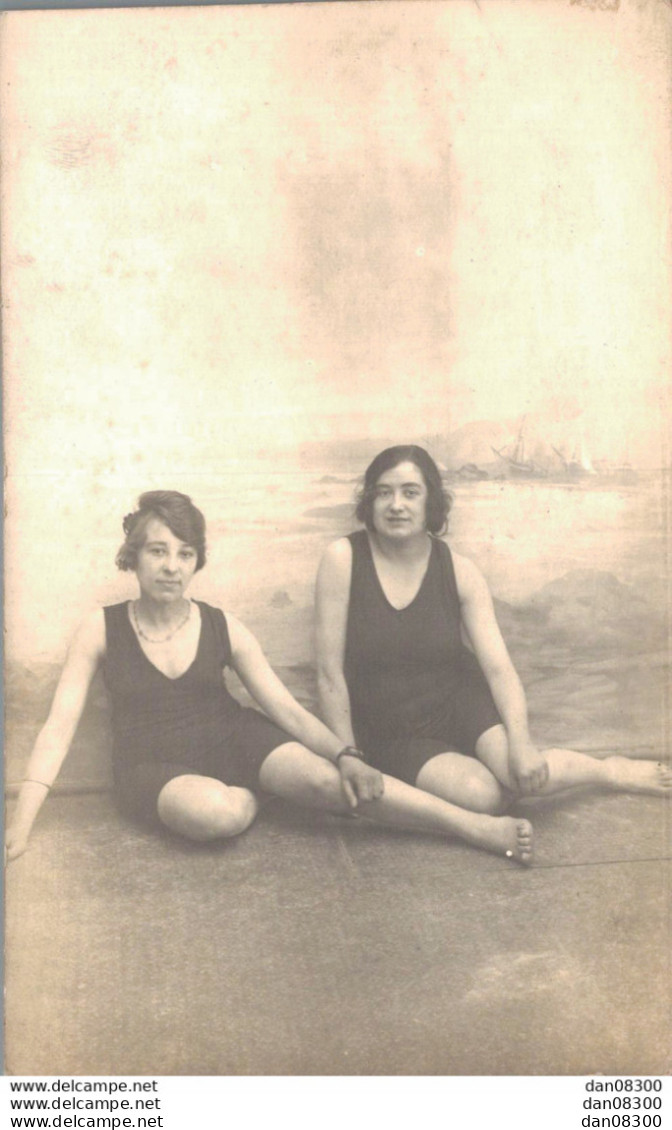 CARTE PHOTO NON IDENTIFIEE REPRESENTANT DEUX FEMMES EN MAILLOT DE BAINS A LA PLAGE - Te Identificeren