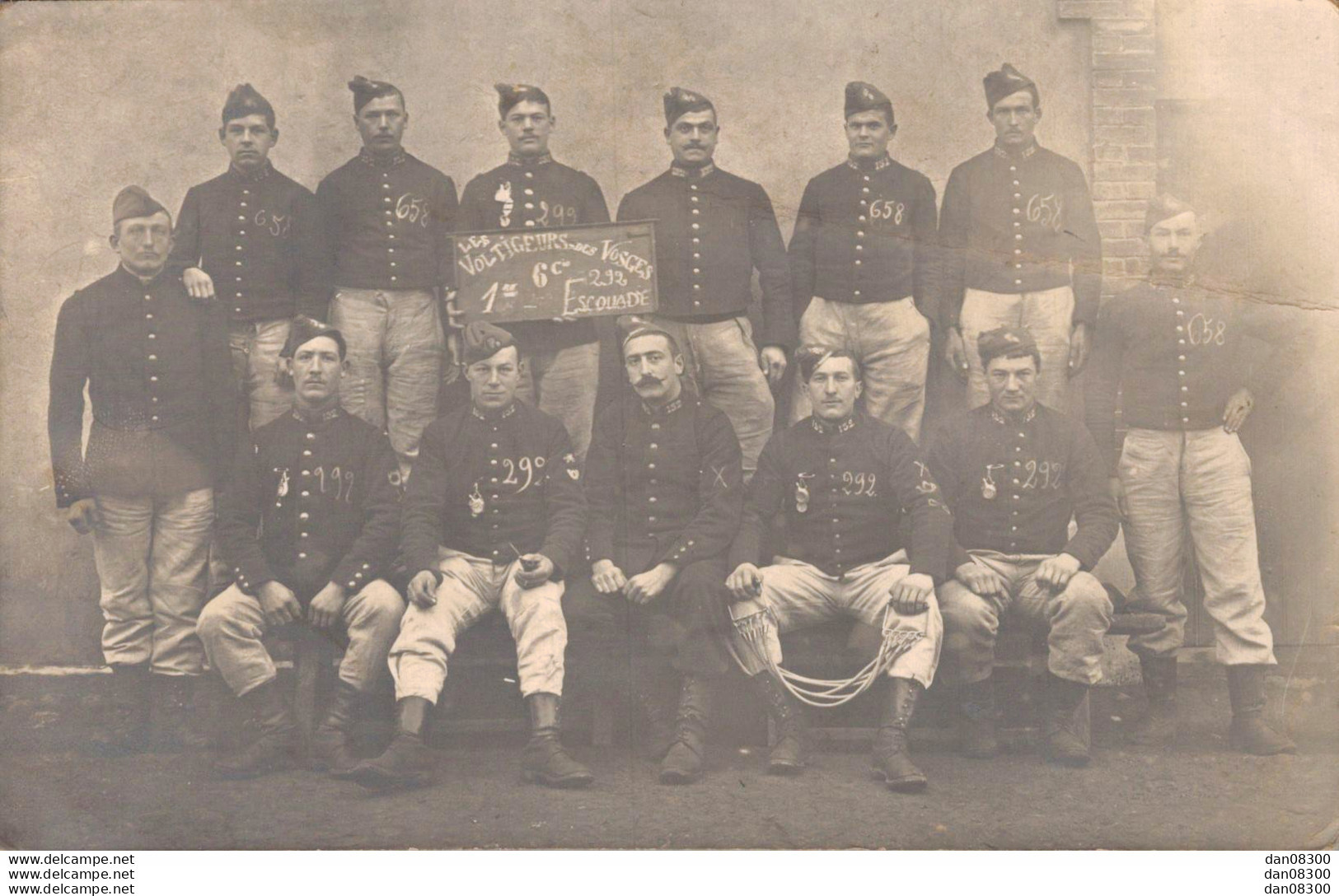 CARTE PHOTO NON IDENTIFIEE REPRESENTANT UN GROUPE DE SOLDATS VOLTIGEURS DES VOSGES 292 Eme ESCOUADE - Te Identificeren