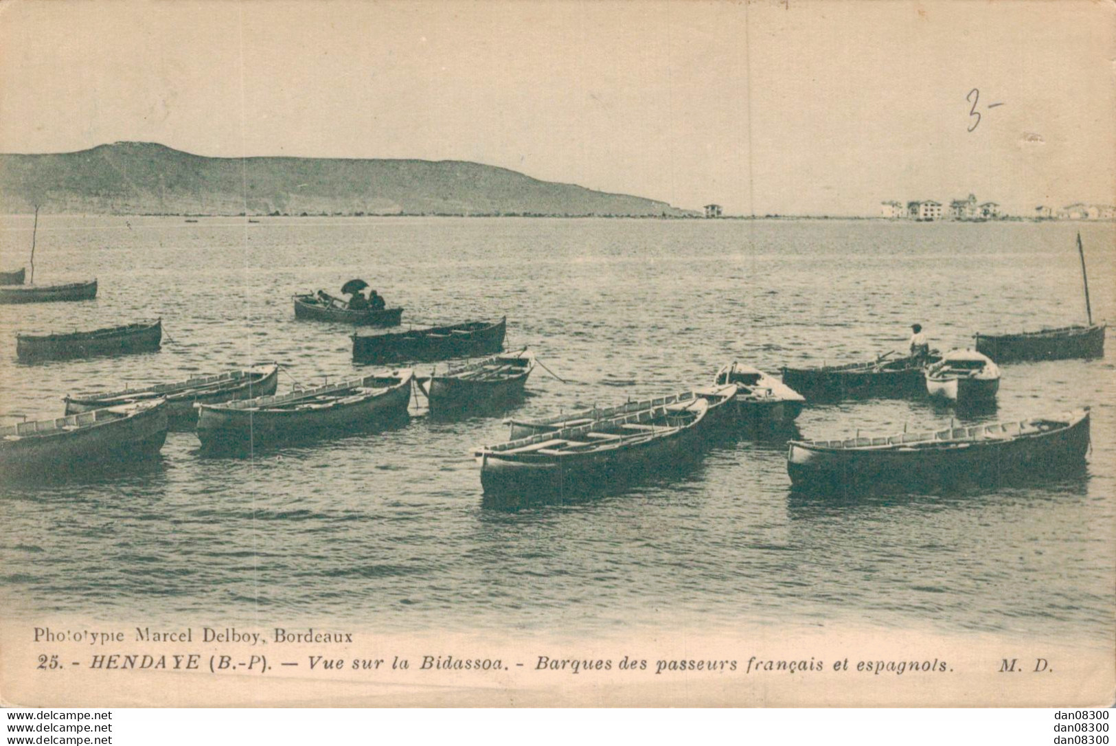 64 HENDAYE VUE SUR LA BIDASSOA BARQUES DES PASSEURS FRANCAIS ET ESPAGNOLS - Hendaye