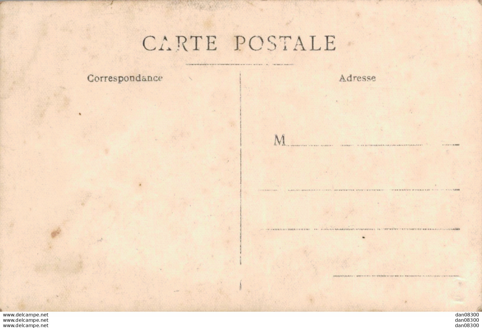 CARTE PHOTO NON IDENTIFIEE REPRESENTANT UNE COMMUNIANTE DEVANT UNE MAISON DE BRIQUES - To Identify