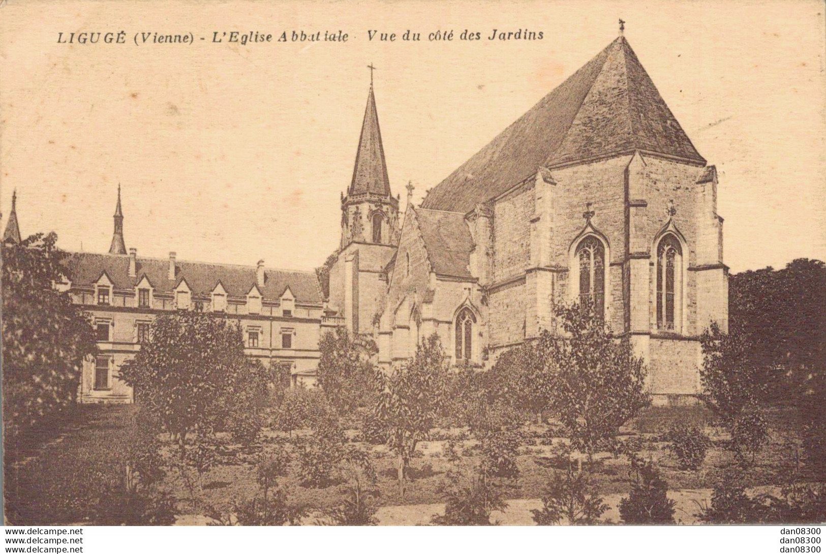 86 LIGUGE L'EGLISE ABBATIALE VUE DU COTE DES JARDINS - Autres & Non Classés