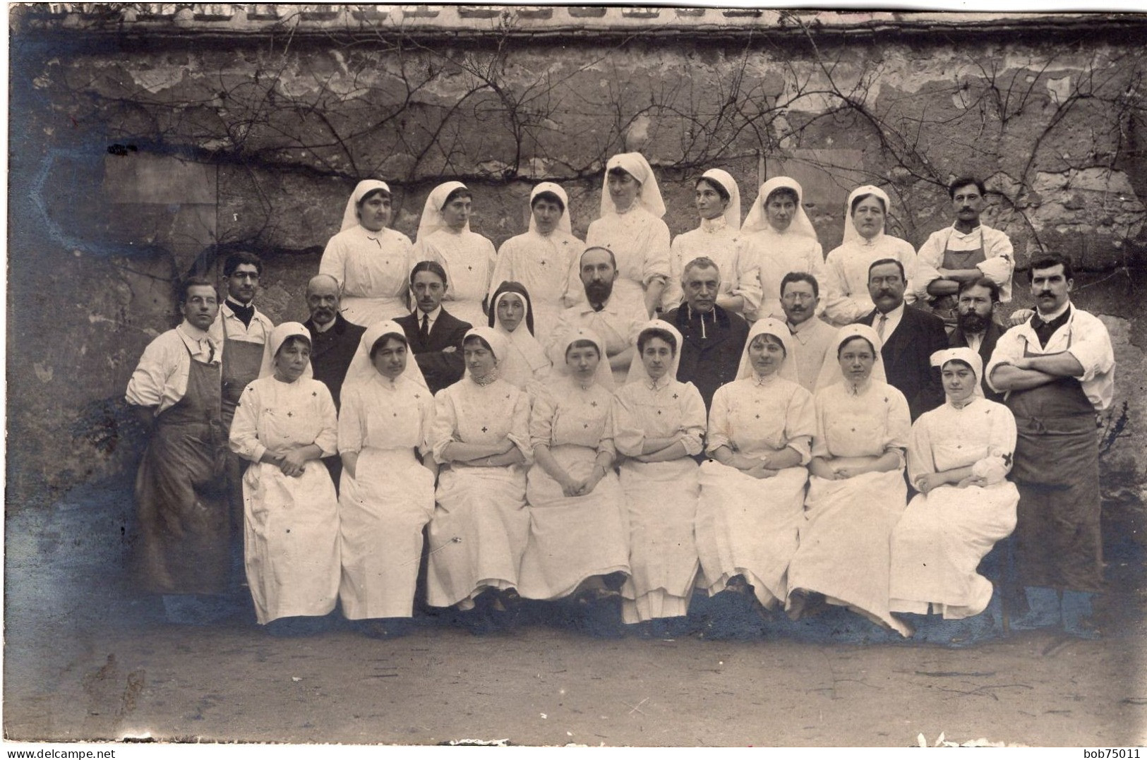 Carte Photo D'infirmière ,de Médecins Et D'ne None Et De Curé Posant Dans La Cour D'un Hopital - Anonieme Personen