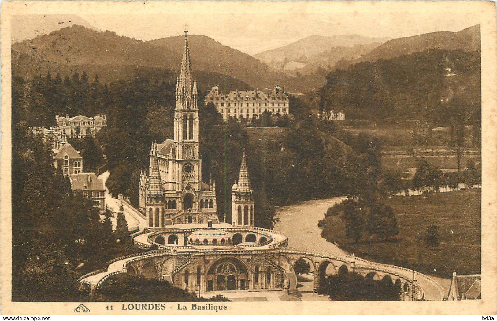 65 - LOURDES - LA BASILIQUE - Lourdes