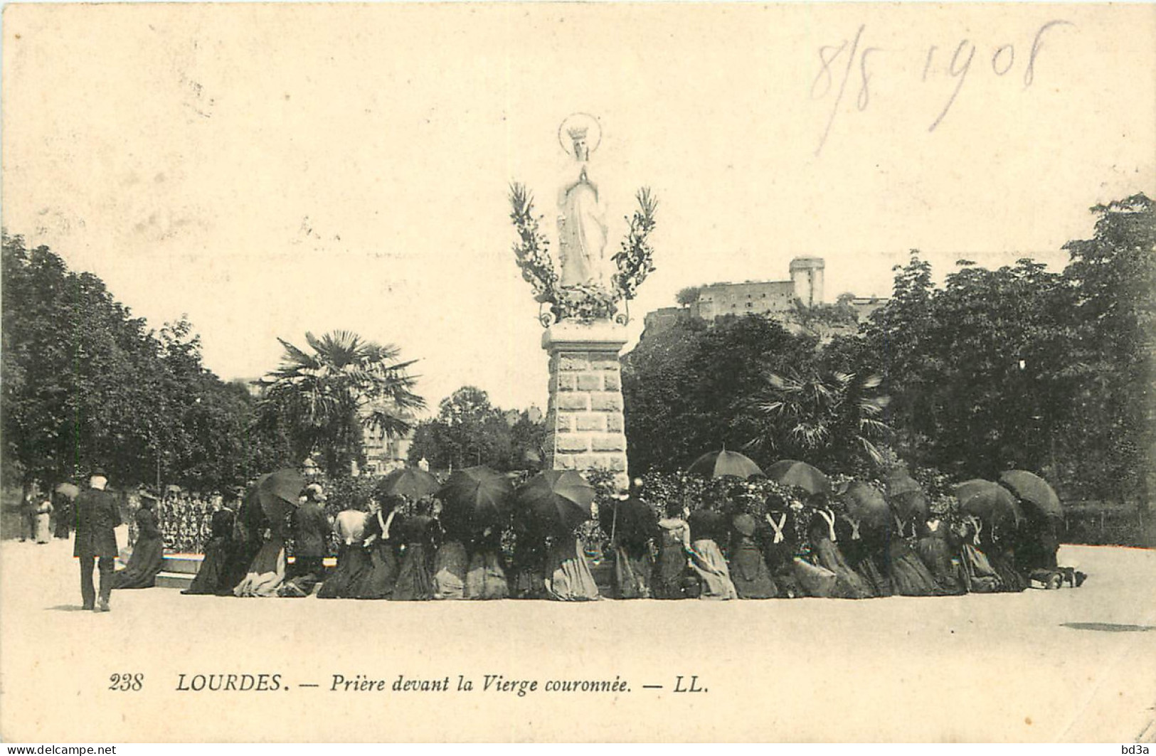 65 - LOURDES - PRIERE DEVANT LA VIERGE - Lourdes