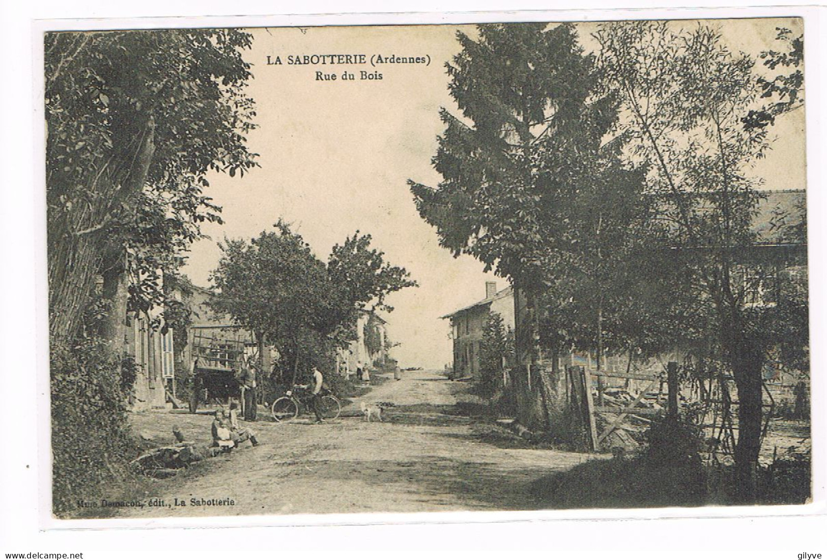 CPA.(08) Rare. La Sabotterie.Rue Du Bois. Animaton,passage Du Facteur à Vélo. (B.039) - Autres & Non Classés