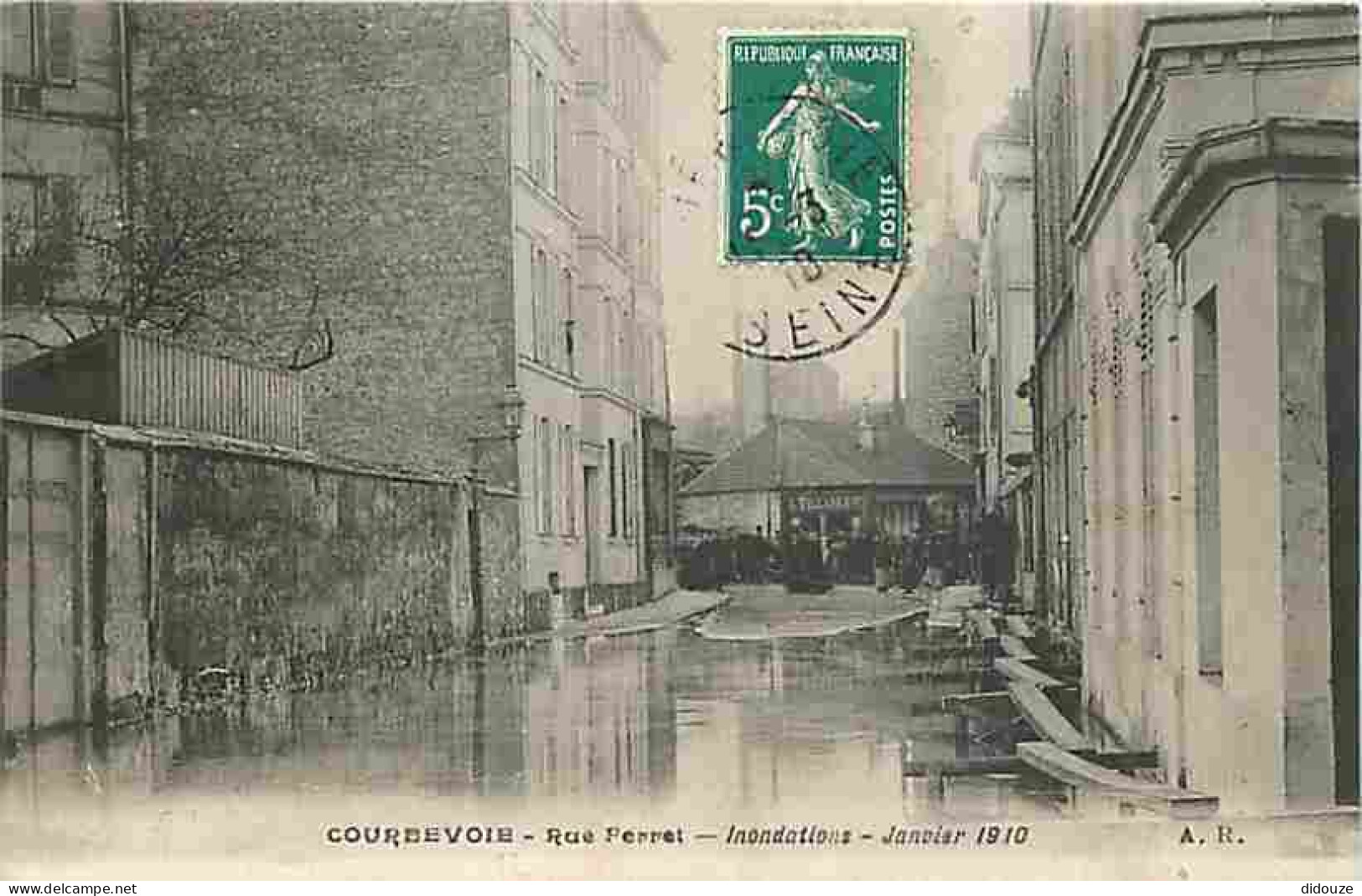 92 - Courbevoie - Rue Perret - Innondations De Janvier 1910 - Animée - CPA - Voir Scans Recto-Verso - Courbevoie