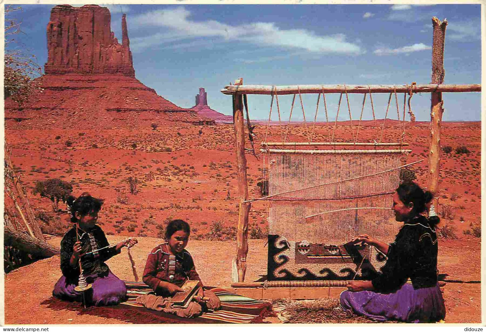 Indiens - Navajos - A Navajo Indian Woman Passes The Art Of Weaving A Navajo Rug Down To Her Daughters At Beautiful Monu - Indiaans (Noord-Amerikaans)