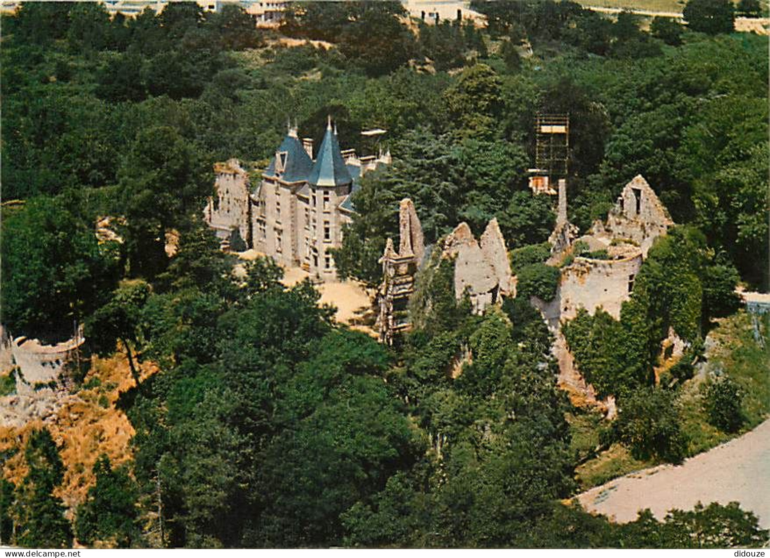 79 - Bressuire - Le Château - Vue Aérienne - CPM - Voir Scans Recto-Verso - Bressuire