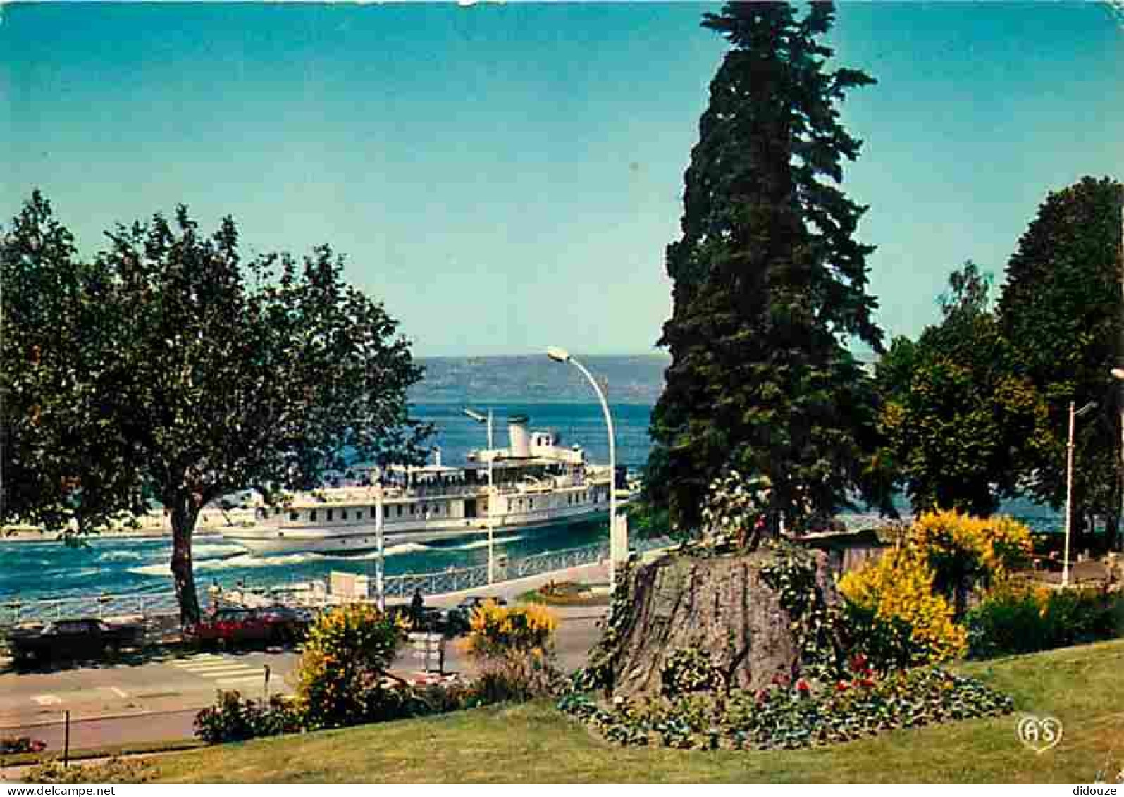 74 - Evian Les Bains - Devant Les Jardins Le Bateau Promenade Le Genève - Bateaux - Flamme Postale - CPM - Voir Scans Re - Evian-les-Bains