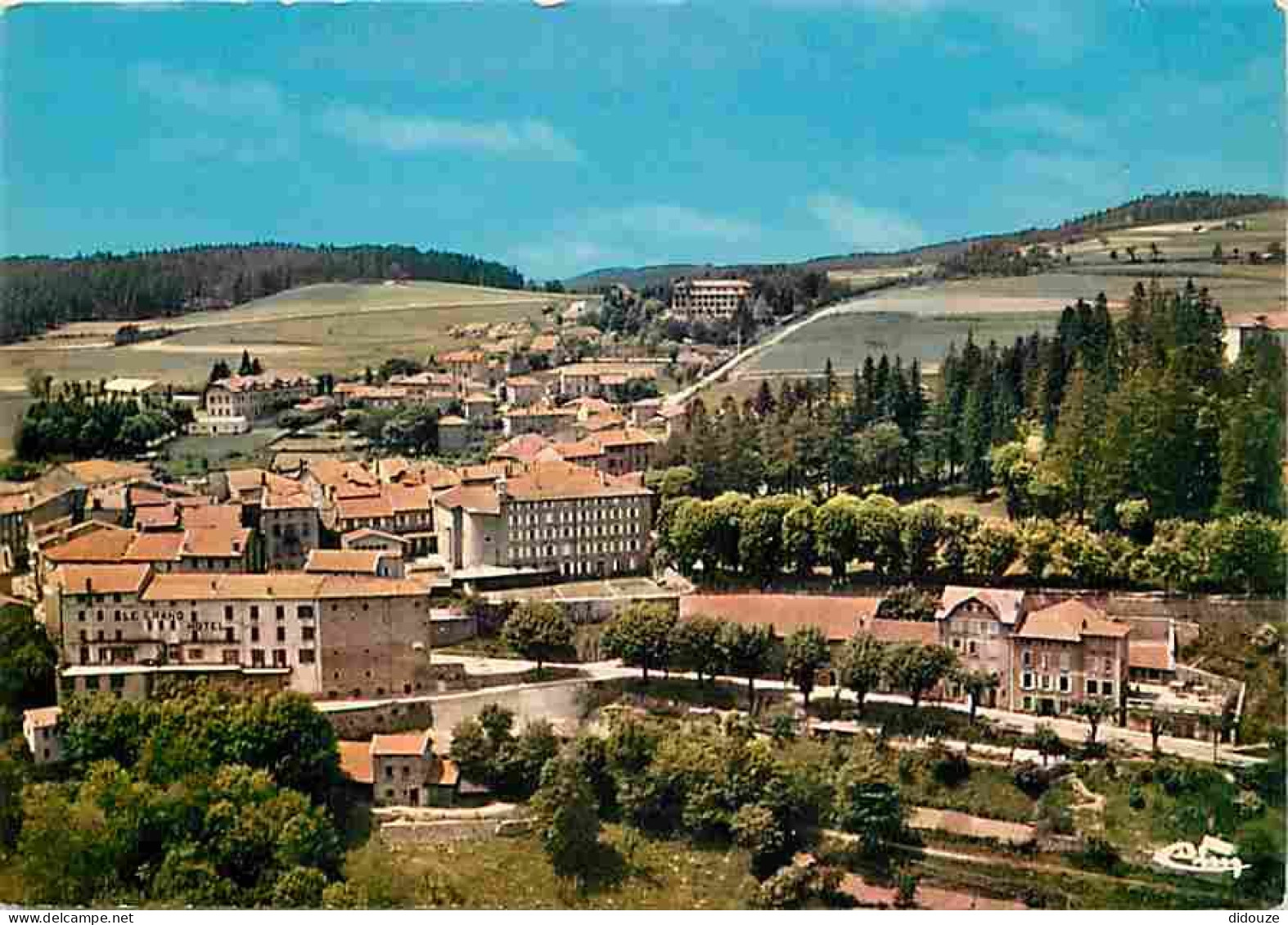 07 - La Louvesc - Vue Générale Aérienne - Les Hôtels Et Le Quartier De La Source - CPM - Voir Scans Recto-Verso - La Louvesc