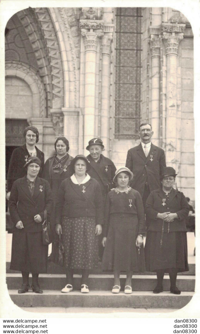 CARTE PHOTO NON IDENTIFIEE REPRESENTANT UN HOMME ET SEPT FEMMES POSANT APRES AVOIR RECU UNE DECORATION - A Identifier