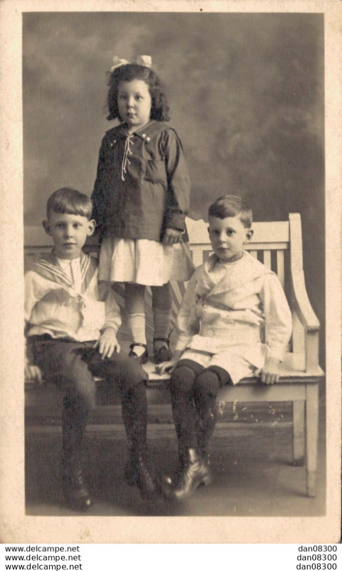 CARTE PHOTO NON IDENTIFIEE REPRESENTANT TROIS ENFANTS SUR UN BANC - Te Identificeren