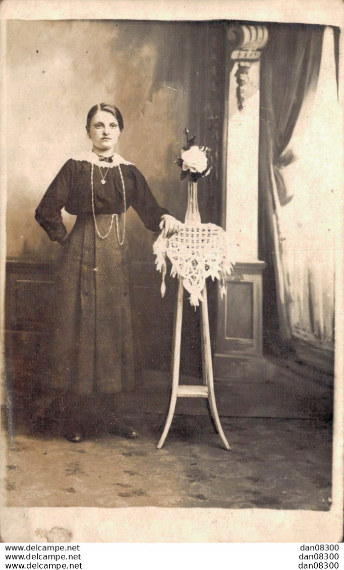 CARTE PHOTO NON IDENTIFIEE REPRESENTANT UNE JEUNE FEMME SOUVENIR DE ALINE MICHELET LE 2 JUIN 1916 A NICE POUR SES 15 ANS - A Identifier