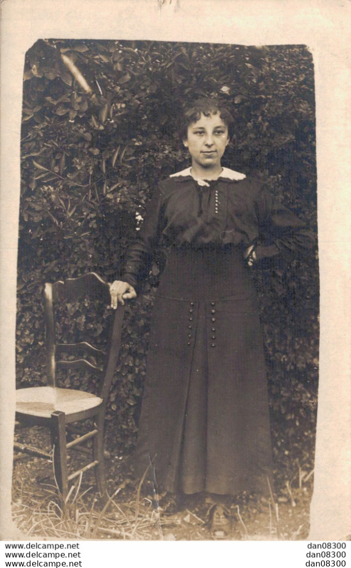 CARTE PHOTO NON IDENTIFIEE REPRESENTANT UNE FEMME DANS UN JARDIN EN 1917 - A Identifier