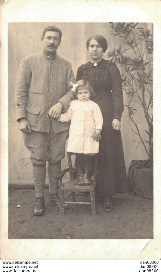 CARTE PHOTO NON IDENTIFIEE REPRESENTANT UN SOLDAT UNE FEMME ET UNE FILLETTE - To Identify