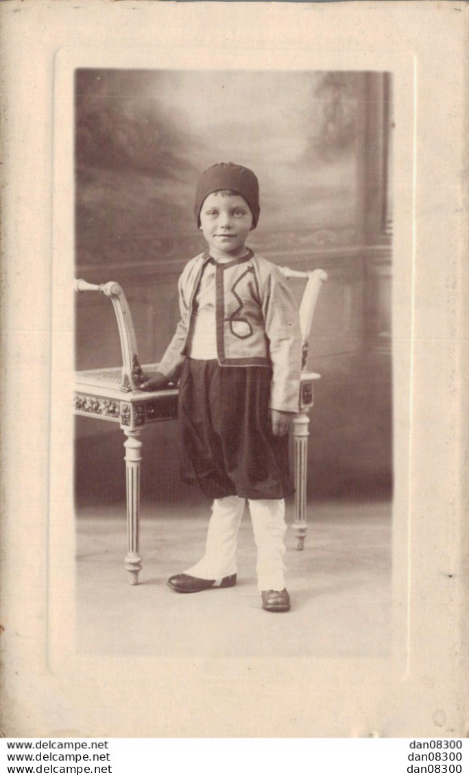 CARTE PHOTO NON IDENTIFIEE REPRESENTANT UN ENFANT EN COSTUME TRADITIONNEL GREC OU DES BALKANS - To Identify