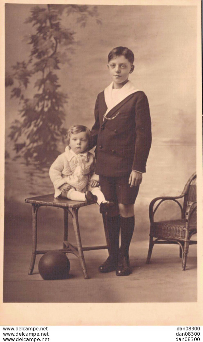 CARTE PHOTO NON IDENTIFIEE REPRESENTANT UN JEUNE GARCON AVEC UN BEBE 11 JUIN 1933 JEAN ET MARCEL - A Identifier