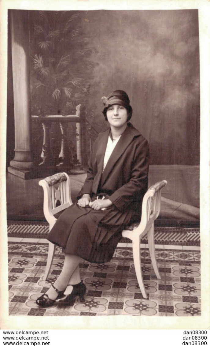 CARTE PHOTO NON IDENTIFIEE REPRESENTANT UNE FEMME ELEGANTE DANS UN STUDIO PHOTO - To Identify