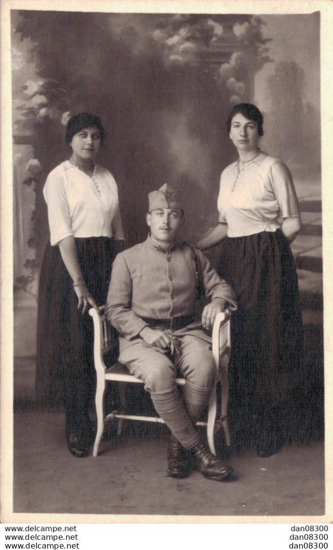 CARTE PHOTO NON IDENTIFIEE REPRESENTANT UN SOLDAT ET SES DEUX SOEURS - A Identifier