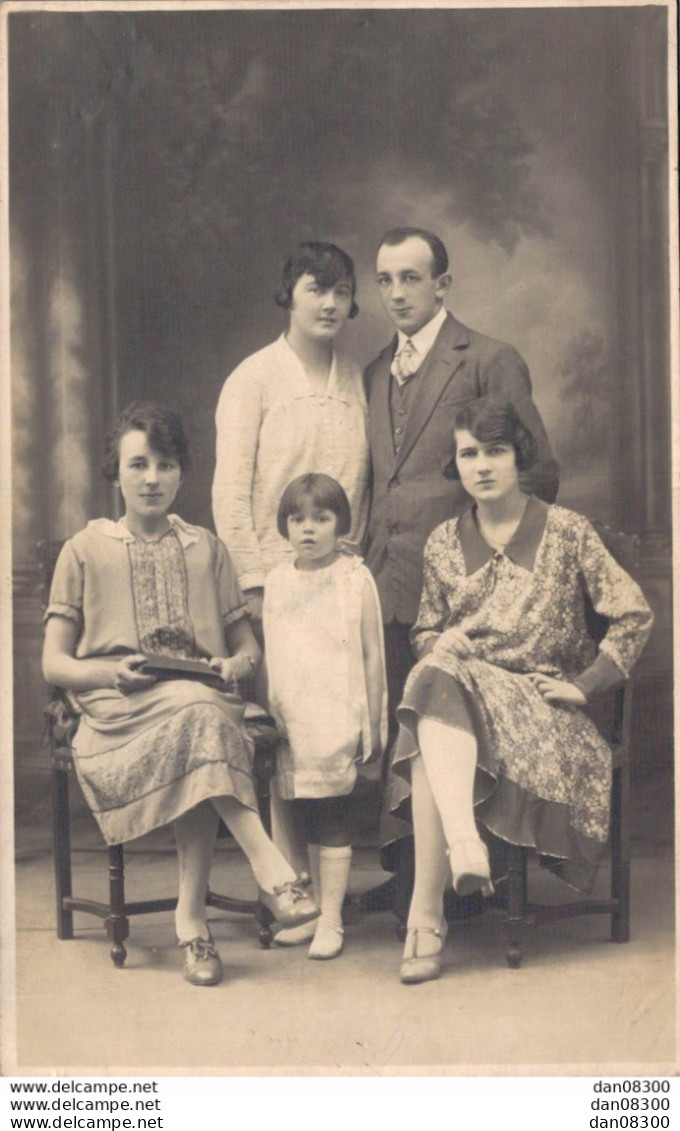 CARTE PHOTO NON IDENTIFIEE REPRESENTANT UN HOMME TROIS FEMMES ET UNE FILLETTE - A Identifier