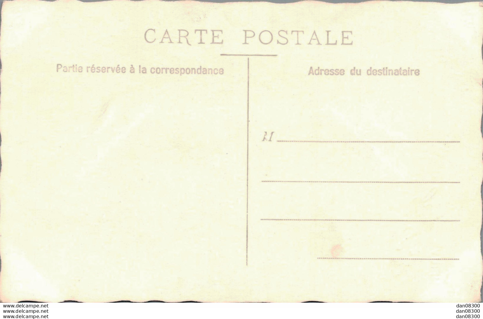 CARTE PHOTO NON IDENTIFIEE REPRESENTANT UNE FILLETTE ASSISE - A Identifier