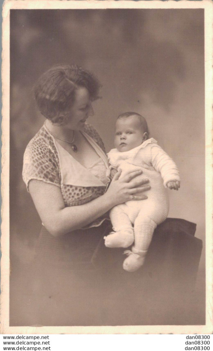 CARTE PHOTO NON IDENTIFIEE REPRESENTANT UNE FEMME AVEC UN BEBE STUDIO ETIENNE LE GRAND RUE RENE MADEC QUIMPER - To Identify