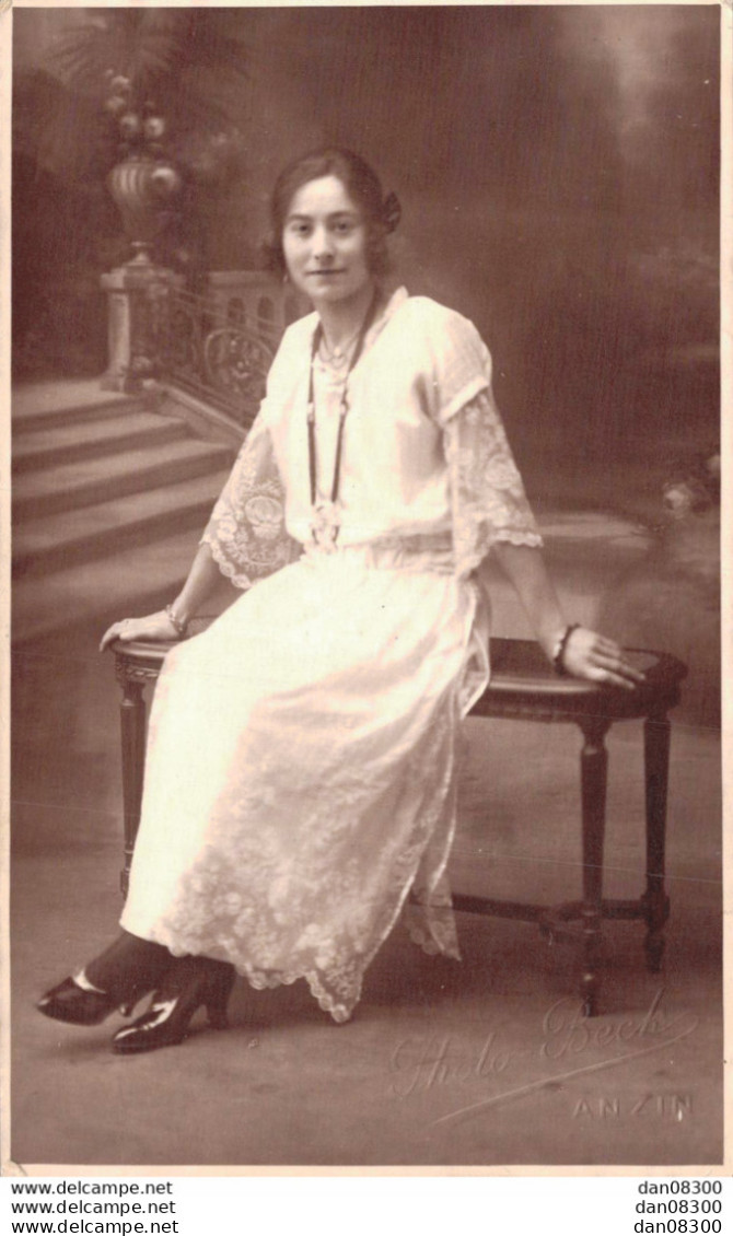 CARTE PHOTO NON IDENTIFIEE REPRESENTANT UNE JEUNE FEMME EN ROBE BLANCHE ASSISE STUDIO BECK A ANZIN - To Identify