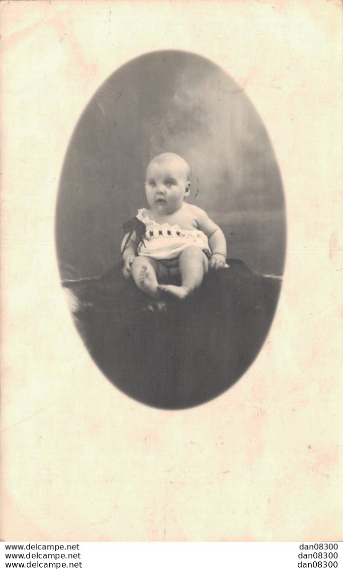 CARTE PHOTO NON IDENTIFIEE REPRESENTANT UN BEBE ALICE 5 MOIS - To Identify