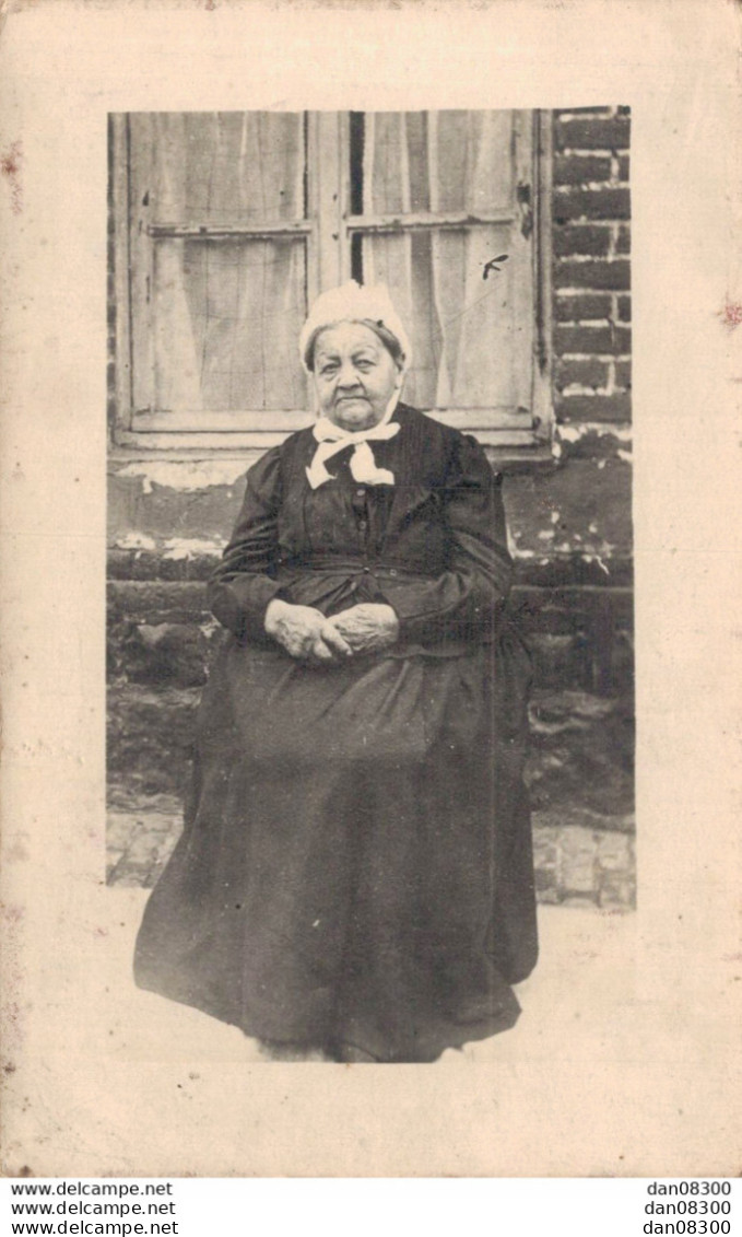 CARTE PHOTO NON IDENTIFIEE REPRESENTANT UNE FEMME AGEE ASSISE DEHORS DANS LA NEIGE - A Identifier