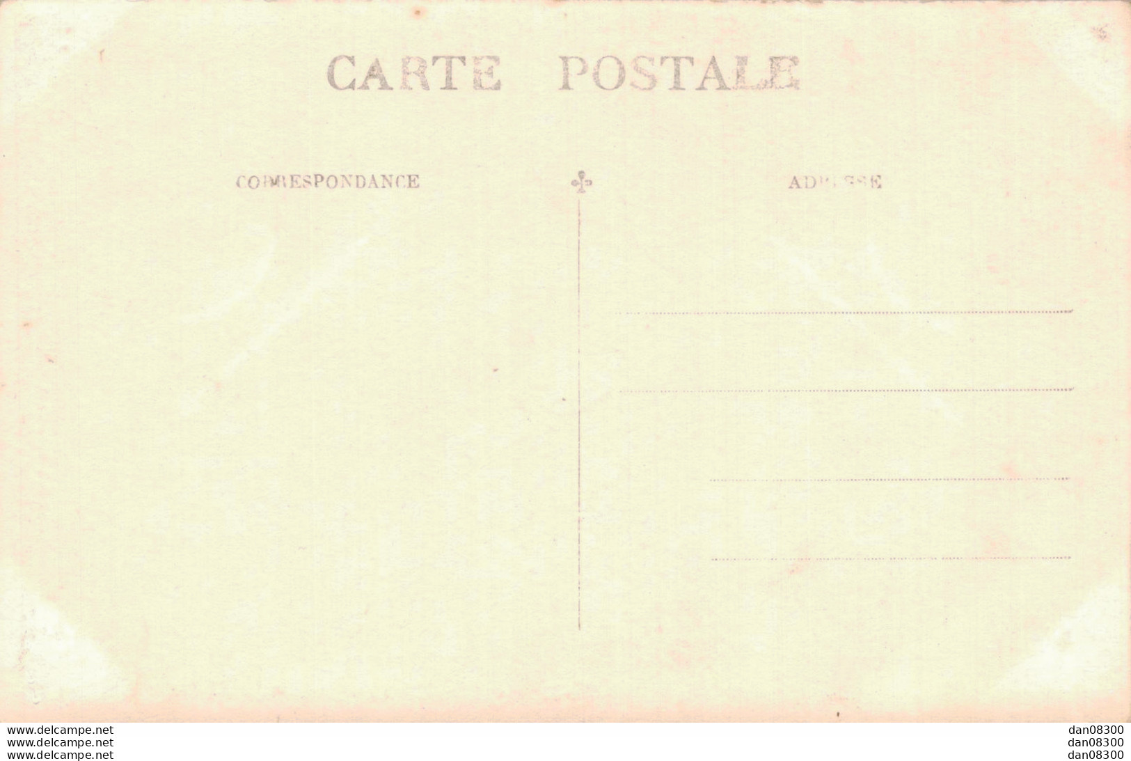 CARTE PHOTO NON IDENTIFIEE REPRESENTANT DEUX FILLETTES ASSISES DANS UN STUDIO - A Identifier