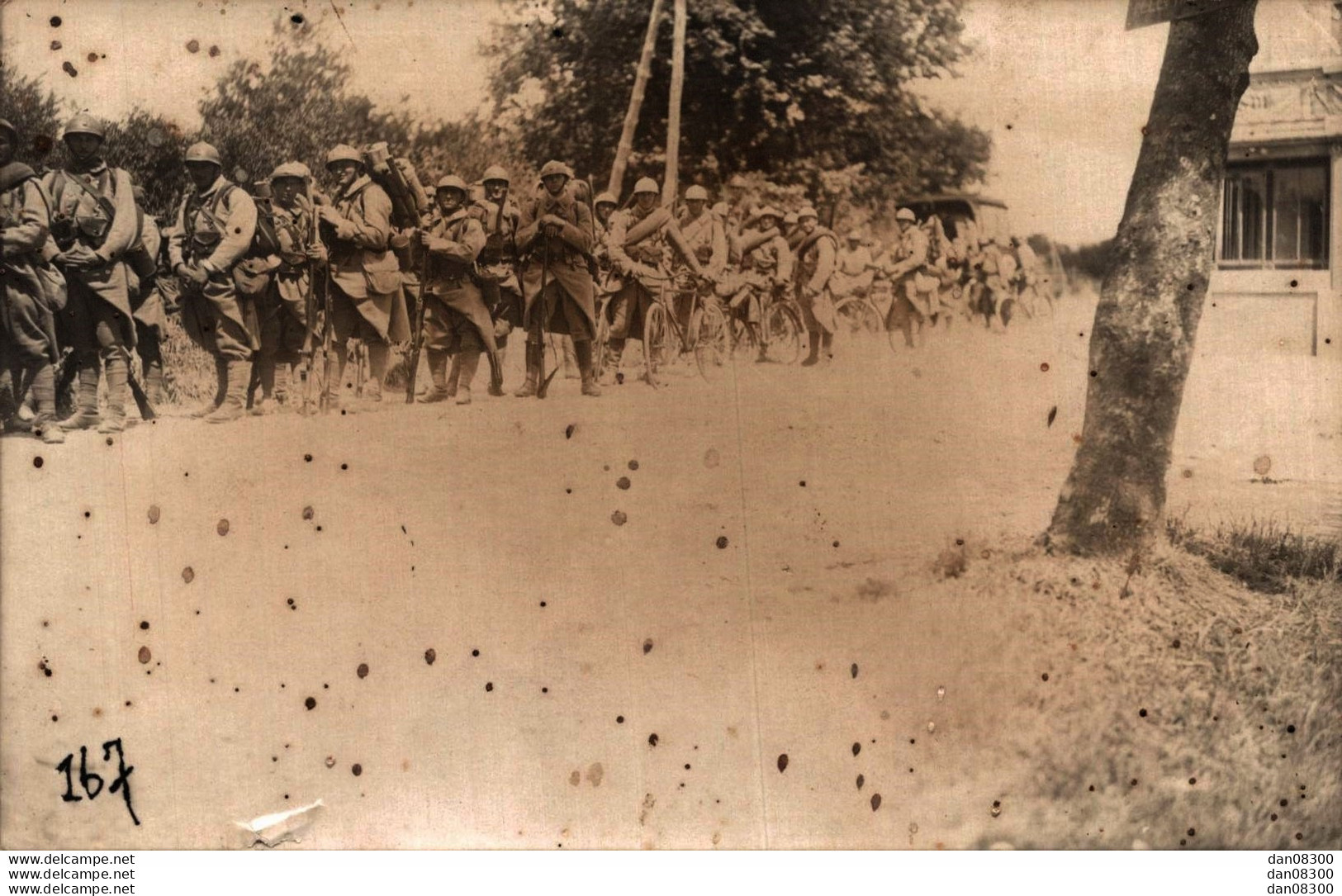 CARTE PHOTO NON IDENTIFIEE REPRESENTANT UN REGIMENT DE POILUS LE 167 MARCHANT SUR UNE ROUTE ET PORTANT TOUT LE PAQUETAGE - To Identify